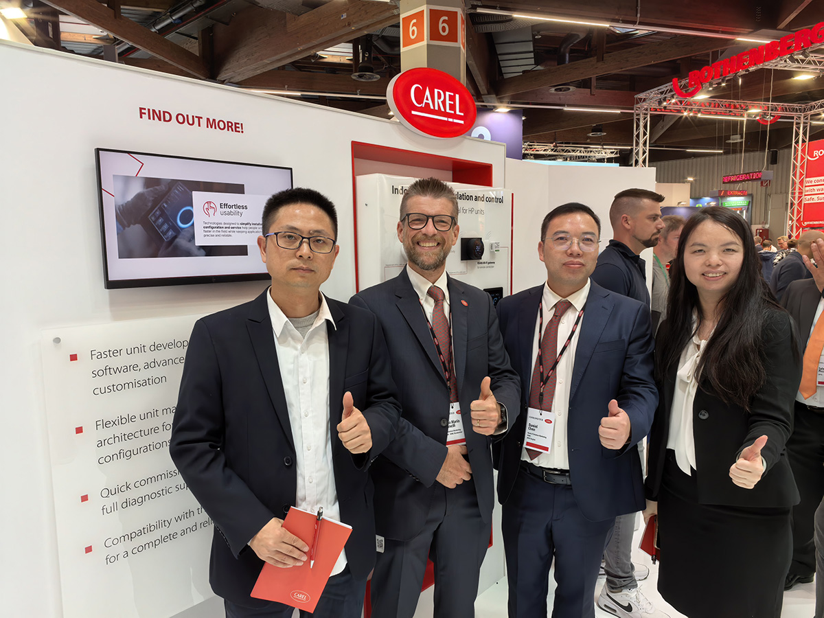 SPRSUN and CAREL team members at the HVAC exhibition, showcasing strategic collaboration between the heat pump manufacturer and smart control supplier. SPRSUN и члены команды CAREL на выставке HVAC, демонстрирующей стратегическое сотрудничество между производителем тепловых насосов и поставщиком интеллектуальных систем управления.