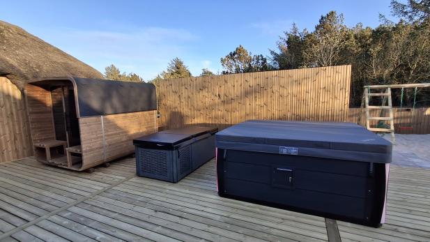 European backyard pool using SPRSUN swimming pool heat pump Бассейн в европейском дворе с тепловым насосом для бассейна SPRSUN