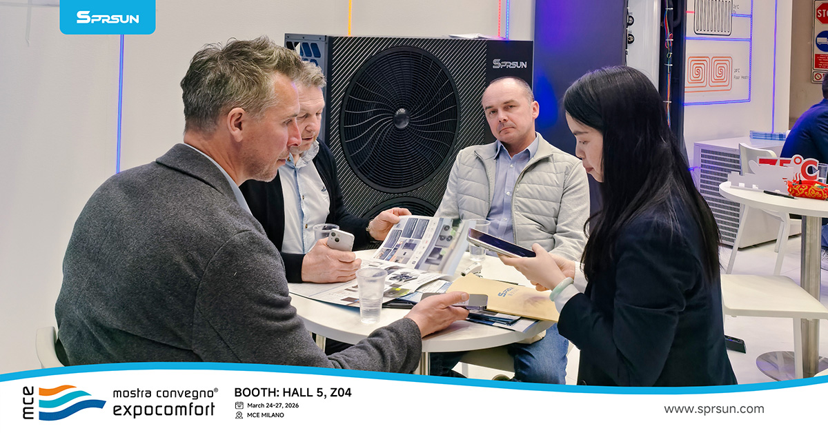 SPRSUN Технический персонал представляет продукцию посетителям