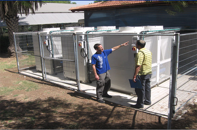 Люди проверяют тепловой насос коммерческого бассейна